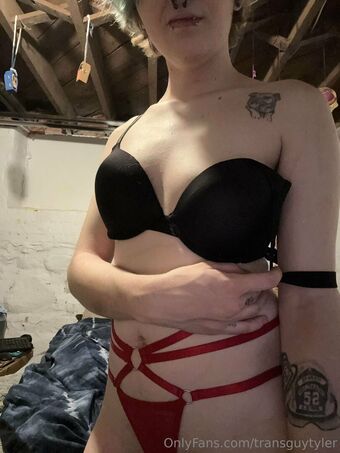 transguytyler Nakenläckor OnlyFans Foto 29