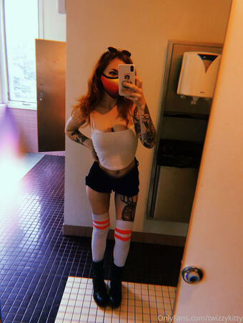Twizzykitty Nakenläckor OnlyFans Foto 25