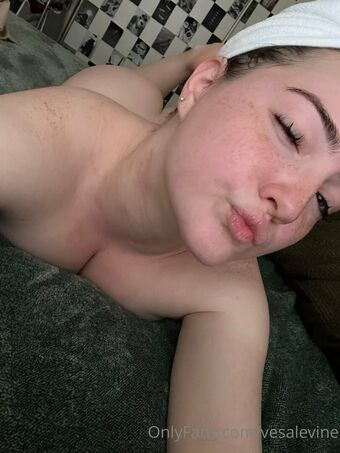 Vesalevine Nakenläckor OnlyFans Foto 37