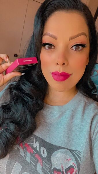 Vivacious Veteran Nakenläckor OnlyFans Foto 1